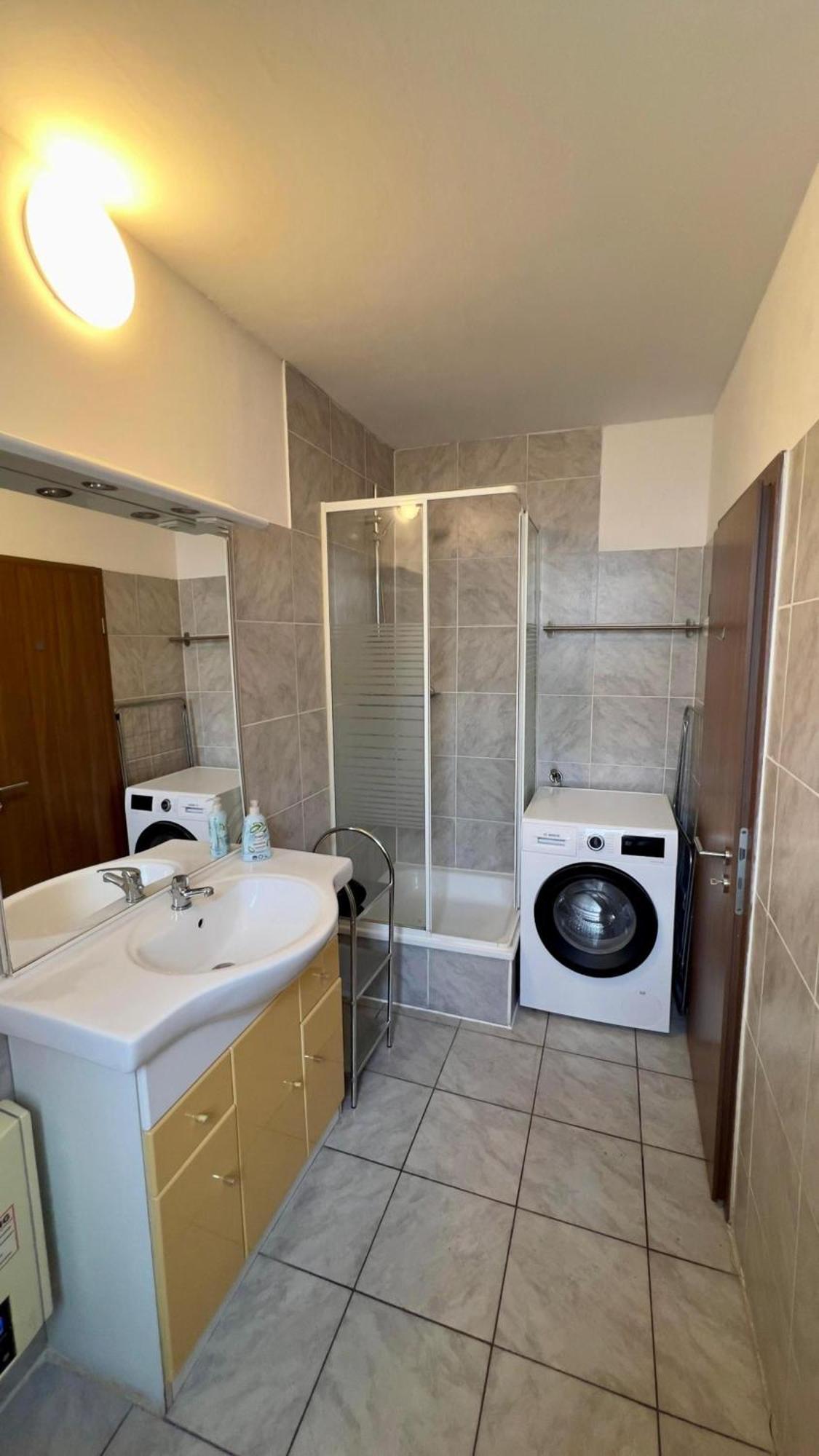 Praktische City Apartments Direkt Am Hauptbahnhof Neumuenster Ngoại thất bức ảnh